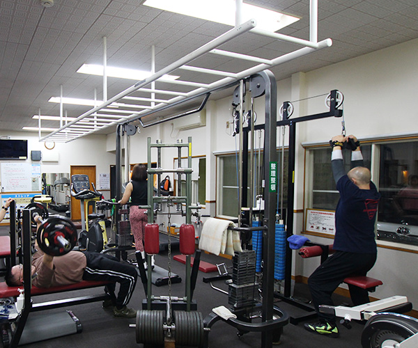 ベンチプレス、ケーブルマシン等